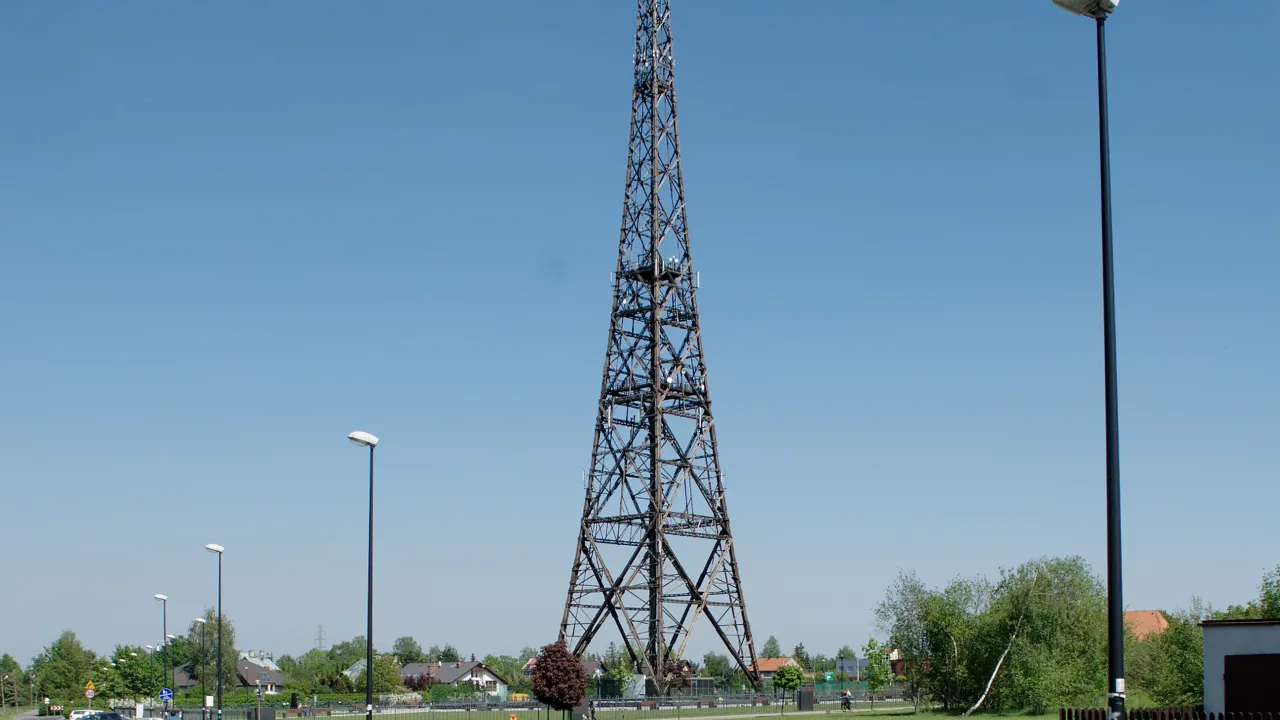 Radiotårnet i Gliwice, det tidligere Gleiwitz, fotograferet i 2012 med vejen og bygningerne omkring det.
