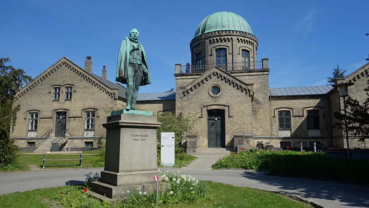 Observatoriet på Østervold med kuppel og Tycho Brahe-statuen foran, fotograferet i 2016.