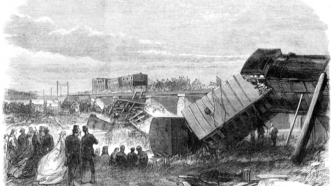 Væltede jernbanevogne og mennesker ved broen efter togulykken i Staplehurst i 1865, gengivet i et samtidigt tryk.