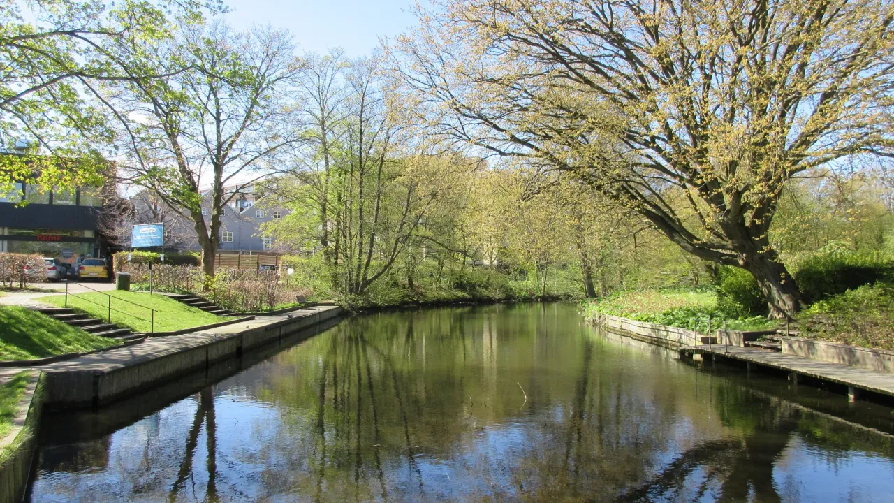Fæstningskanalen i Lyngby med vand mellem grønne bredder.