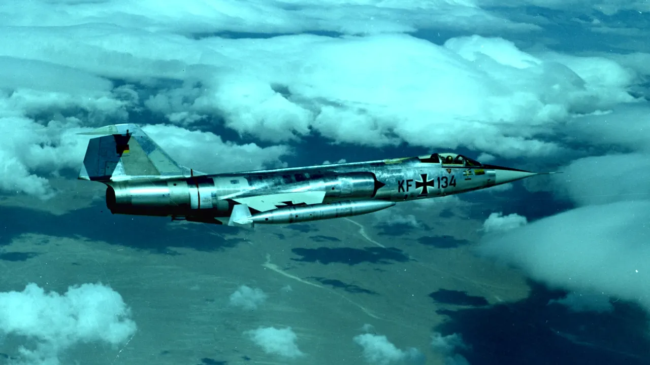 Tysk F-104G Starfighter KF+134 over skyer ved Edwards Air Force Base i Californien i 1962.