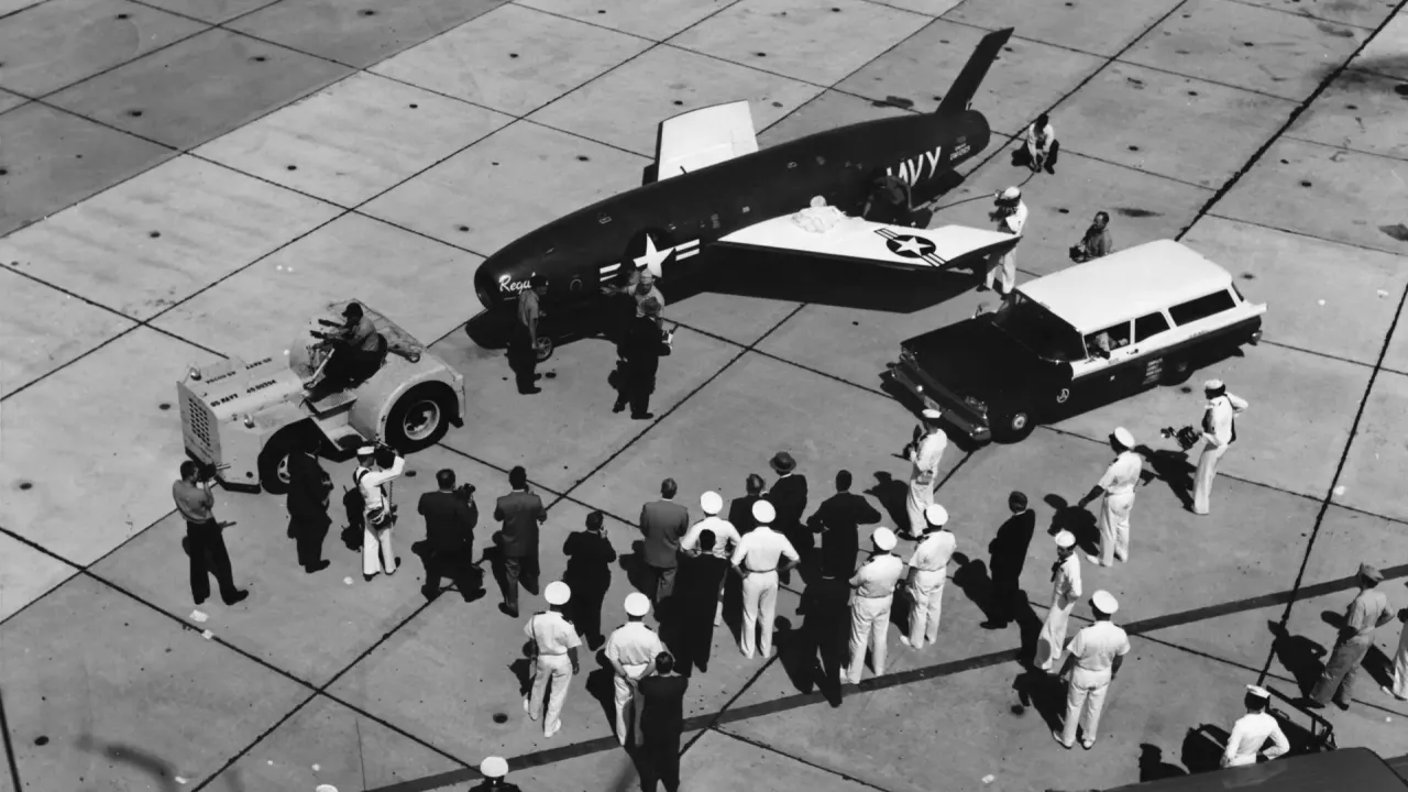 Et Regulus-missil på landingspladsen i Mayport omgivet af søfolk, fotografer og postfolk ved forsøget med missilpost i 1959.