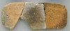 Tre fragmenter af en lertavle med Linear B-skrift fra Pylos i Grækenland, udstillet på Det Nationale Arkæologiske Museum i Athen.