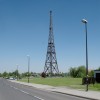 Radiotårnet i Gliwice, det tidligere Gleiwitz, fotograferet i 2012 med vejen og bygningerne omkring det.