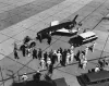 Et Regulus-missil på landingspladsen i Mayport omgivet af søfolk, fotografer og postfolk ved forsøget med missilpost i 1959.