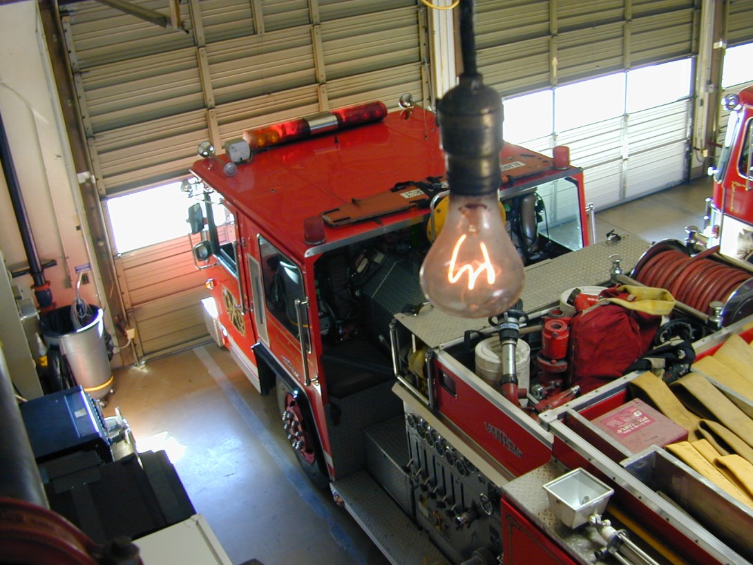 Den evigt brændende pære hænger i loftet på brandstation 6 i Livermore, Californien, over brandbilerne, fotograferet i april 2001.