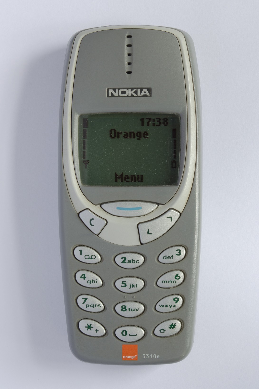 Grå Nokia 3310 med lille skærm og fysiske taster, fotograferet forfra.