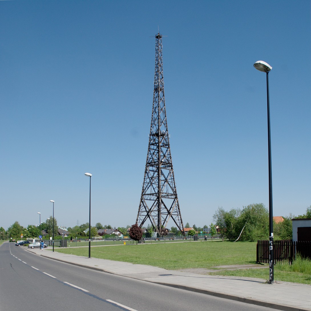 Radiotårnet i Gliwice, det tidligere Gleiwitz, fotograferet i 2012 med vejen og bygningerne omkring det.