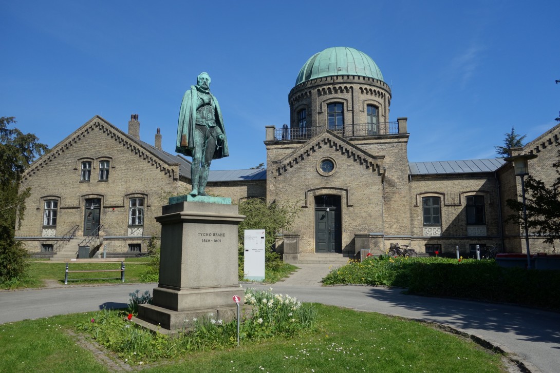 Observatoriet på Østervold med kuppel og Tycho Brahe-statuen foran, fotograferet i 2016.