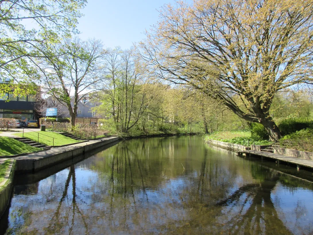 Fæstningskanalen i Lyngby med vand mellem grønne bredder.