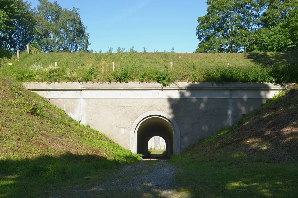 Vestvoldens grønne terræn og bevarede befæstningsanlæg.