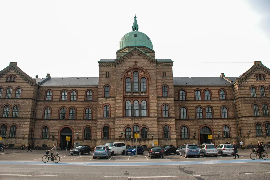 Det tidligere Kommunehospitals facade i København med en grøn kobberkuppel over midterpartiet.