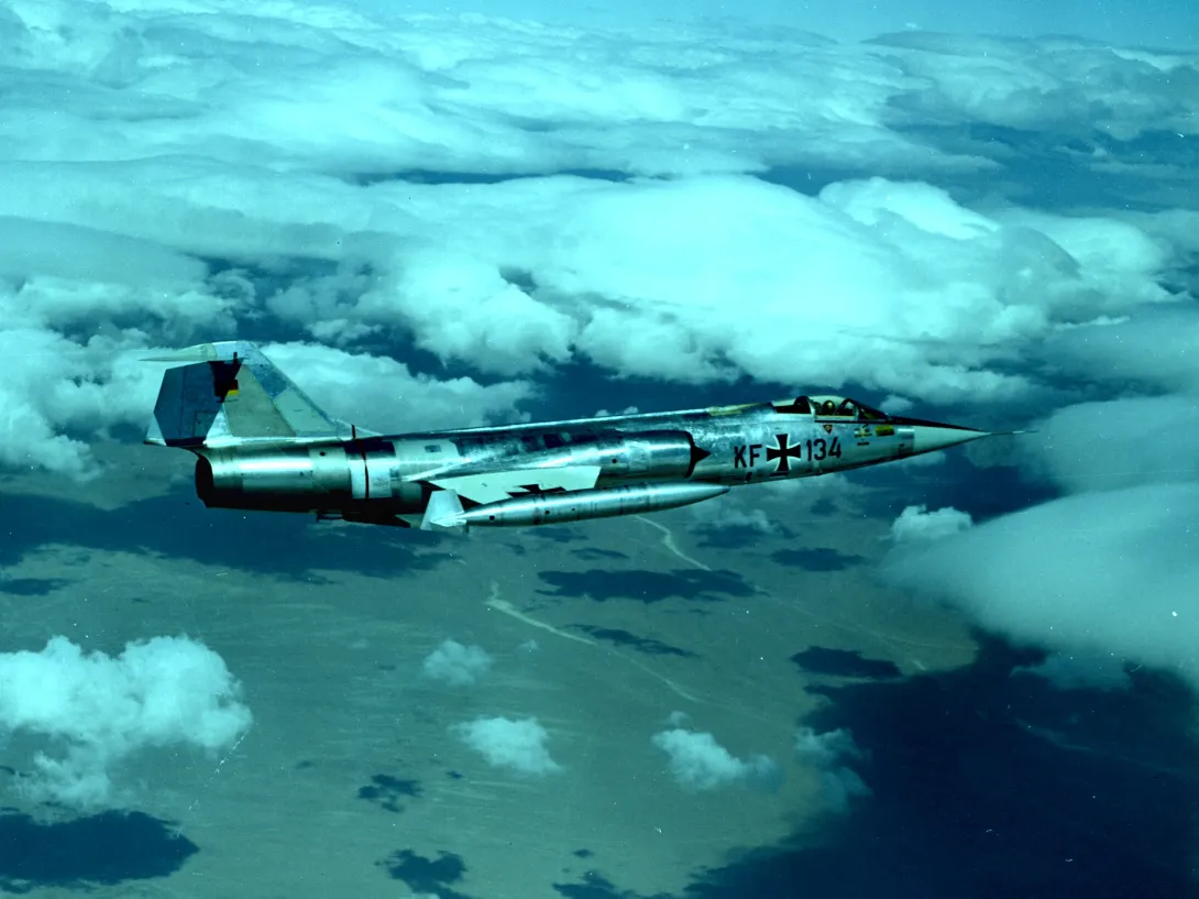 Tysk F-104G Starfighter KF+134 over skyer ved Edwards Air Force Base i Californien i 1962.