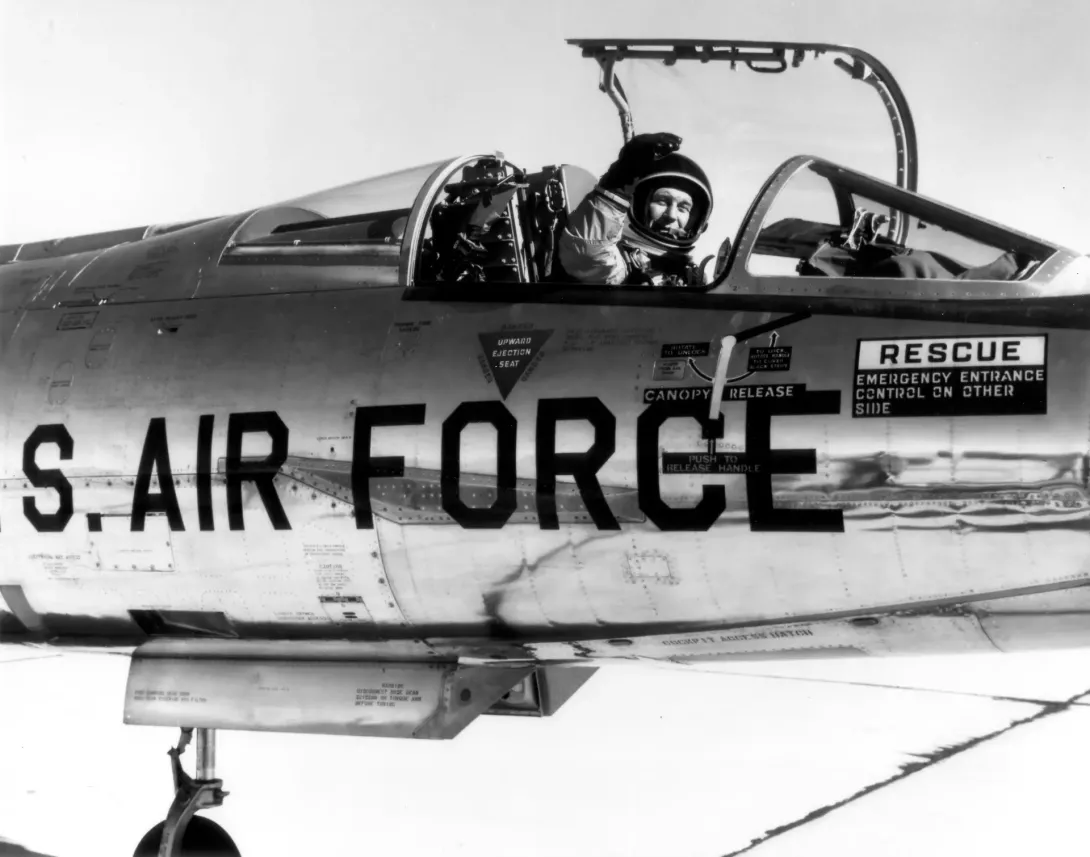 Chuck Yeager vinker fra det åbne cockpit i en NF-104 iført hjelm og trykdragt.