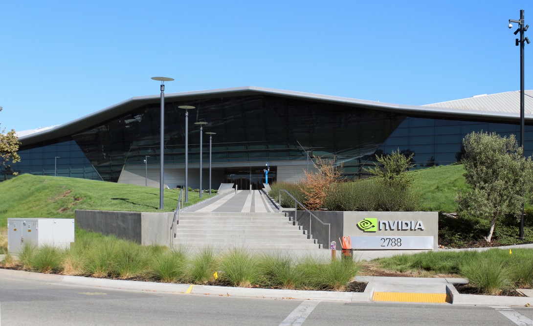 Nvidias hovedkvarter i Santa Clara, Californien, set fra gaden med selskabets navn på skiltet ved indgangen.