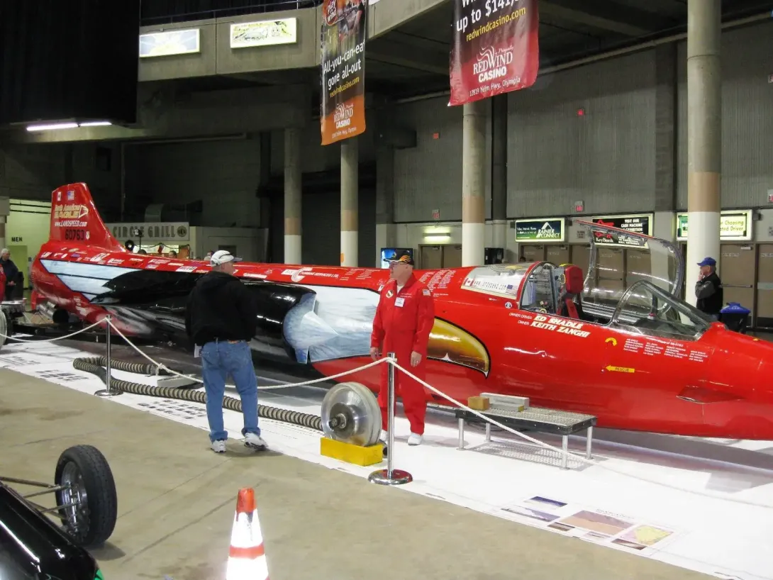 Den røde North American Eagle udstillet indendørs i 2008 med åbent cockpit, små hjul og uden jagerflyets vinger.