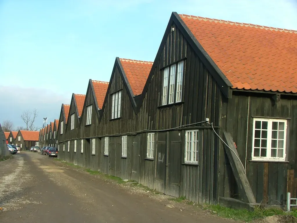 Sorte træbeklædte kanonbådsskure med røde tage på Holmen i 2005.