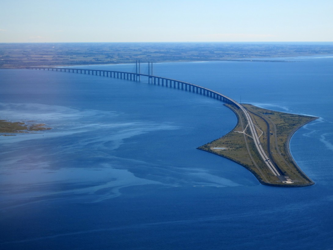 Øresundsbroen set fra luften med Peberholm i forgrunden.