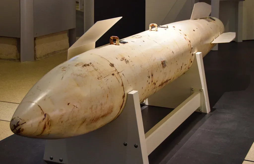 B43-øvelsesbombe uden nuklear sprængladning udstillet på museum i Dresden.